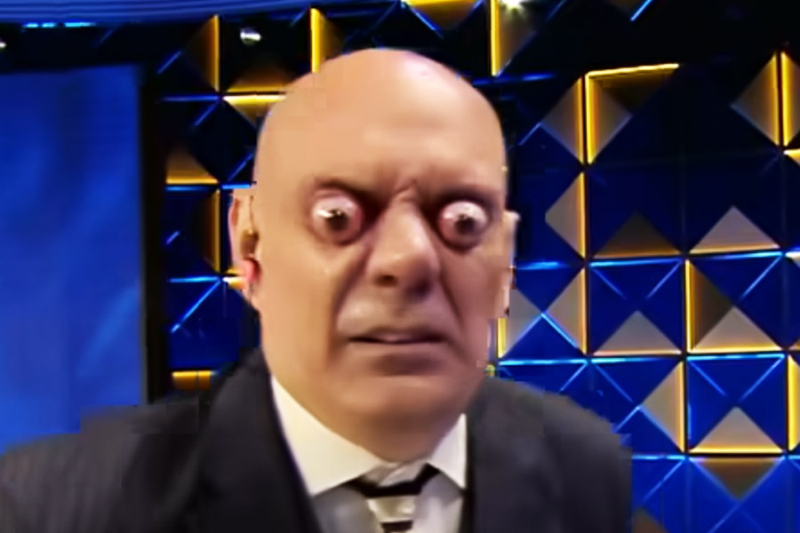 ব্রাজিলের সাও পওলো এলাকার বাসিন্দা সিডনি দে কারভালহো মেসকিটা। ন’বছর বয়স থেকেই চোখের মণি চাপ দিয়ে বাইরে বার করতে পারেন তিনি।