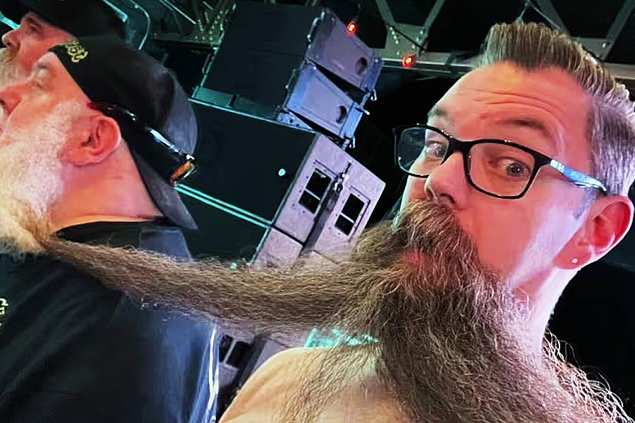 আমেরিকার ক্যাস্পার নামের একটি বারের দৃশ্য। মুখভর্তি দাড়ি রয়েছে এমন পুরুষেরাই সারি করে দাঁড়িয়ে রয়েছেন। এক জনের দাড়ির শেষ প্রান্তের জন্য অন্য জনের দাড়ি বেঁধে দেওয়া হয়েছে। এর ফলে দাড়ির যে লম্বা লাইন তৈরি হয় তার দৈর্ঘ্য ৪৫ মিটার। দাড়ির লম্বা চেন তৈরি করে বিশ্বে নজির গড়লেন তাঁরা।