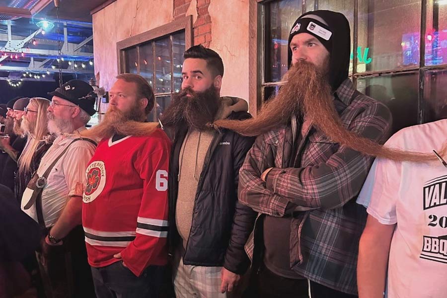 ২০০৭ সালে জার্মানিতে চেনের আকারে পুরুষদের দাড়ি বেঁধে দেওয়া হয়েছিল। তার দৈর্ঘ্য ছিল মাত্র ১৮ মিটার। অন্য দিকে, ক্যাস্পার বারে ৪৫ মিটার দৈর্ঘ্যের চেন তৈরি করে সকলে ৩১ সেকেন্ড দাঁড়িয়েছিলেন।