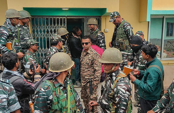 সন্দেশখালির এক মাধ্যমিক পরীক্ষার্থীর কথায়, ‘‘সন্দেশখালিতে খুব মারপিট হচ্ছে। ঠিক মতো পড়াশোনা করতে পারছি না। পরীক্ষাও ভাল হচ্ছে না। আমরা চাইছি এ সব বন্ধ হয়ে যাক।’’