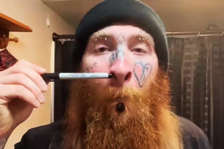 নাকের দু’দিক পর্দা দিয়ে জোড়া নেই। বরং নাকের গোড়ার দিকে ভাল করে তাকালে লক্ষ করা যায় একটি বড় গর্ত। তার ভিতর দিয়ে কখনও গলে যায় আস্ত পেন। কখনও বা আস্ত বুড়ো আঙুলও ঢুকে যায় গর্তে।