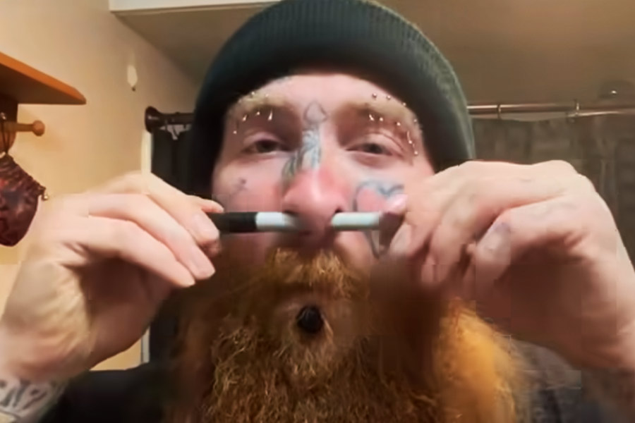 কলটন পাইফর আদতে আমেরিকার মিচিগানের বাসিন্দা। ১৮ বছর বয়সে ১৬ গজের সুঁচ দিয়ে নাকে ফুটো করিয়েছিলেন তিনি। কিন্তু সময়ের সঙ্গে সঙ্গে তা গর্তের আকার নেয়। তার ভিতর দিয়েই কলটন গলিয়ে দিতে পারেন একটি আস্ত পেন। কলটনের নাকের গর্তের পরিধি ২.৬ সেন্টিমিটার।