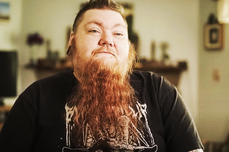 ১৩ বছর বয়স থেকে মুখে লোমের আধিক্য পেতে থাকে এরিনের। দিনে অন্তত তিন বার দাড়ি কামান তিনি। পলিসিস্টিক ওভারিয়ান সিন্ড্রোম বা পিসিওএস রোগ রয়েছে এরিনের। এর ফলেই নাকি লোমের আধিক্য পেতে পেতে দাড়ি গজাতে শুরু করে তাঁর মুখে।