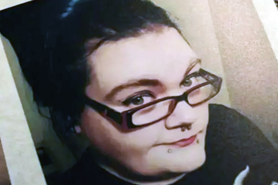 পিসিওএস রোগে আক্রান্ত হলে মহিলাদের শরীরে হরমোনের ভারসাম্য বিঘ্নিত হয়। অনিয়মিত ঋতুস্রাব, ওজন বেড়ে যাওয়া, মুখে লোমের আধিক্য, ত্বকে ব্রণের উপসর্গও দেখা যায়। ৩৮ বছর বয়সি এরিনের দাড়ির দৈর্ঘ্য ৩০ সেন্টিমিটার।