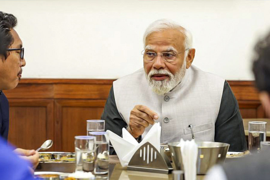 Narendra Modi invited 8 MPs for lunch in Parliament canteen