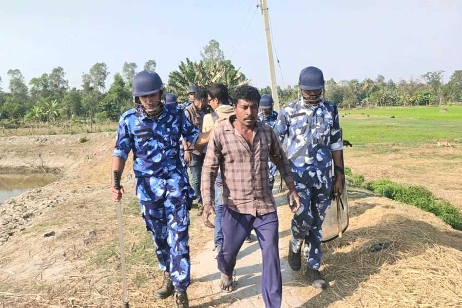 জেলিয়াখালির গন্ডগোলের ঘটনায় গ্রামবাসীকে আটক করে নিয়ে যাচ্ছে পুলিশ।