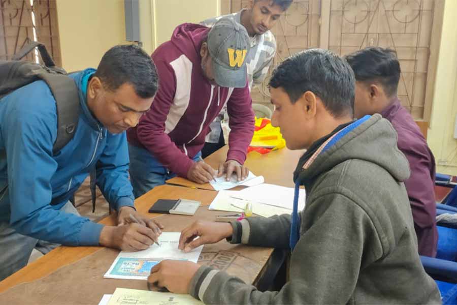 মহম্মদবাজার ব্লক অফিসে চলছে জমি রেজিস্ট্রি ও চেক বিলির কাজ। শুক্রবার।