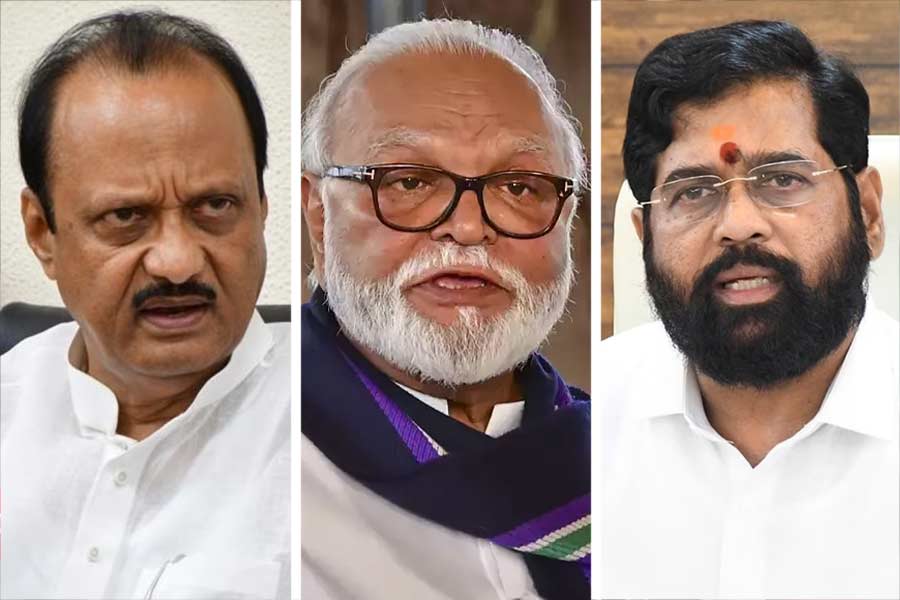 অনগ্রসর গোষ্ঠীর নেতা হিসাবে চেনা মুখ তিনি। সম্প্রতি জড়িয়েছেন সংরক্ষণ নিয়ে বিতর্কে। সেই জের টেনেই কী ৫০ লক্ষ টাকার ‘সুপারি’ নিয়ে পাঁচ জন খুন করতে চায় তাঁকে? এই চিন্তা নিয়েই দিন গুনছেন মহারাষ্ট্রের মন্ত্রী ছগন ভুজবল।