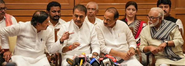 মহারাষ্ট্রের বিজেপি-শিবসেনা (শিন্ডে)-এনসিপি (অজিত) জোট সরকারের কাছে ভুজবলের জন্য বাড়তি নিরাপত্তা চেয়ে আবেদন জানানো হয়েছে দলের নাসিক জেলা শাখার তরফে।