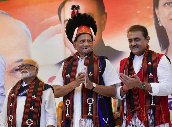 নাসিকের দফতরেই ওই হুমকি চিঠি এসেছে বলে জানিয়েছেন মন্ত্রী। লক্ষ লক্ষ টাকা ‘সুপারি’র বিষয়টিও ওই চিঠিতেই রয়েছে বলে দাবি করেছেন তিনি।