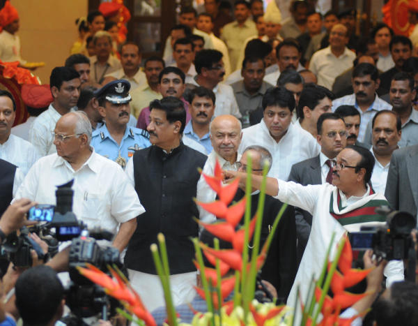 ১৯৯৯ সালে শরদ পওয়ার কংগ্রেস ছেড়ে এনসিপি গড়ার সময় ভুজবলও তার সঙ্গী ছিলেন।