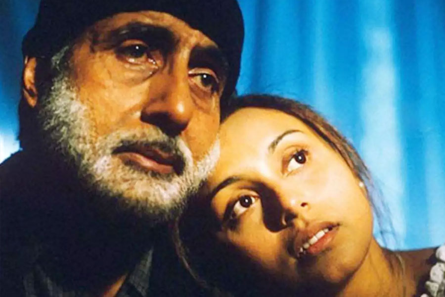 ২০০৫ সালে সঞ্জয় লীলা ভন্সালীর পরিচালনায় প্রেক্ষাগৃহে মুক্তি পায় ‘ব্ল্যাক’। এই ছবিতে মুখ্যচরিত্রে অভিনয় করেন অমিতাভ বচ্চন এবং রানি মুখোপাধ্যায়। বলিপাড়া সূত্রে খবর, ‘ব্ল্যাক’ ছবিতে বিনা পারিশ্রমিকে অভিনয় করেন অমিতাভ।