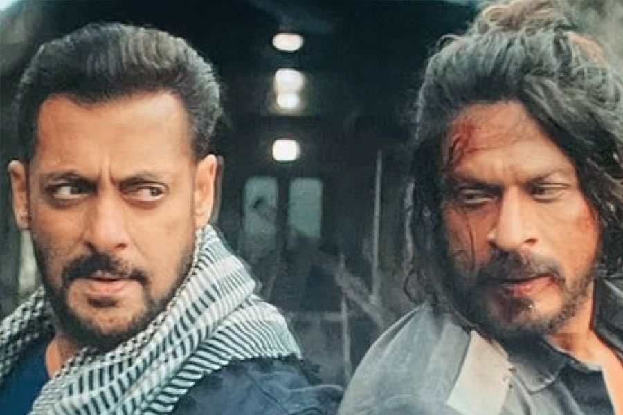 ২০২৩ সালে সিদ্ধার্থ আনন্দের পরিচালনায় প্রেক্ষাগৃহে মুক্তি পেয়েছিল ‘পাঠান’। শাহরুখ খান অভিনীত অ্যাকশন ঘরানার এই ছবি বক্স অফিসে এক হাজার কোটি টাকার ব্যবসা করে। বলিপাড়া সূত্রে খবর, এই ছবিতে পার্শ্বচরিত্রে অভিনয়ের জন্য কোনও পারিশ্রমিক নেননি সলমন খান।