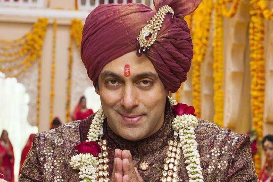 ‘প্রেম রতন ধন পায়ো’ ছবির পরিচালনার দায়িত্বে ছিলেন সুরজ বরজাতিয়া। সুরজ এবং সলমনের বন্ধুত্ব বহু বছরের। বলিপাড়া সূত্রে খবর, ‘প্রেম রতন ধন পায়ো’ ছবিতে মুখ্যচরিত্রে অভিনয় করেও পরিচালকের সঙ্গে বন্ধুত্ব থাকায় কোনও পারিশ্রমিক নেননি সলমন।