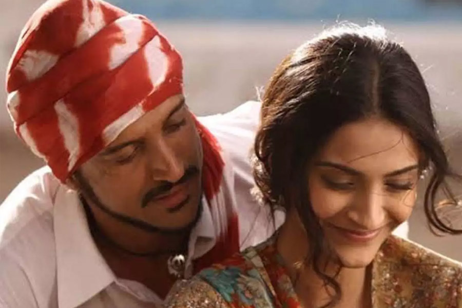 বলিপাড়া সূত্রে খবর, ‘ভাগ মিলখা ভাগ’ ছবিতে অভিনয় করতে পারিশ্রমিক নিতে চাননি সোনম। মাত্র ১১ টাকার বিনিময়ে এই ছবিতে অভিনয় করেন তিনি।