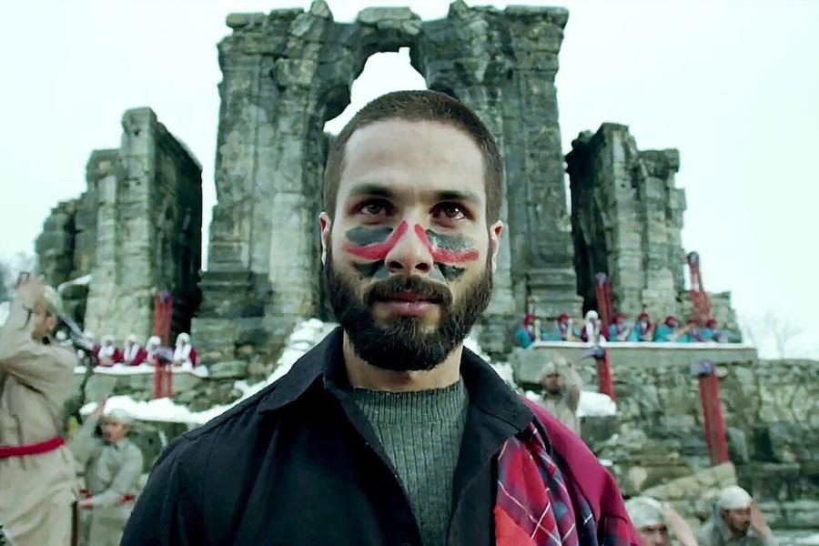 ২০১৪ সালে মুক্তিপ্রাপ্ত বিশাল ভরদ্বাজের ‘হায়দার’ ছবিতে মুখ্যচরিত্রে অভিনয় করে দর্শকমনে জায়গা করে নিয়েছিলেন শাহিদ কপূর। বলিপাড়া সূত্রে খবর, এই ছবিতে অভিনয় করতে কোনও পারিশ্রমিক নেননি শাহিদ।