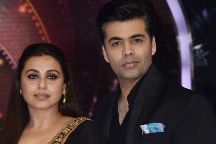 বলিপাড়া সূত্রে খবর, কর্ণের সঙ্গে বহু বছরের বন্ধুত্ব রানির। সেই কারণেই ‘কভি খুশি কভি গম’ ছবিতে পার্শ্বচরিত্রে অভিনয় করতে কোনও পারিশ্রমিক নেননি রানি।