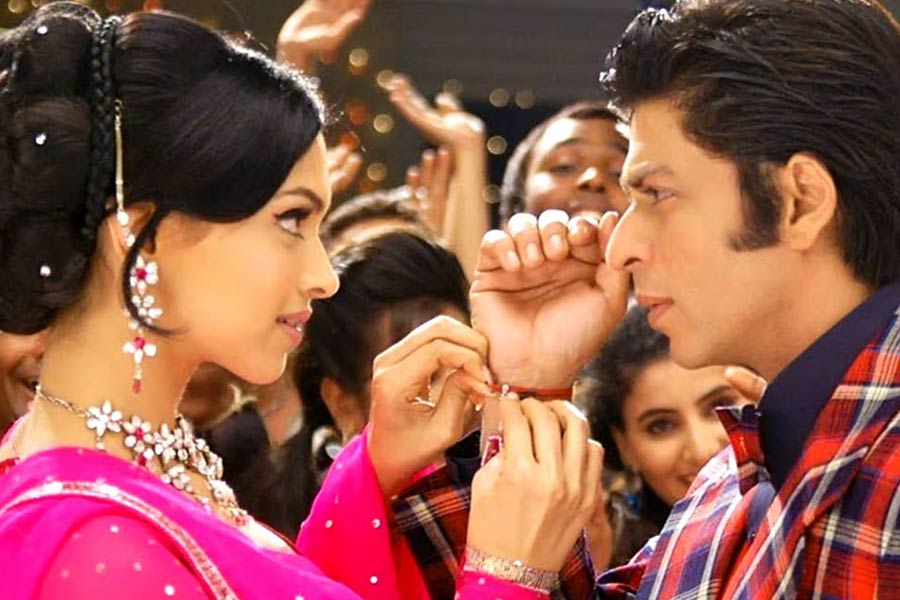 ২০০৭ সালে ‘ওম শান্তি ওম’ ছবির মাধ্যমে বলিপাড়ায় আত্মপ্রকাশ করেন দীপিকা পাড়ুকোন। কেরিয়ারের প্রথম ছবিতেই শাহরুখের বিপরীতে অভিনয় করে জুটি বাঁধেন তিনি। বলিপাড়া সূত্রে খবর, এই ছবিতে বিনা পারিশ্রমিকে অভিনয় করেন দীপিকা।