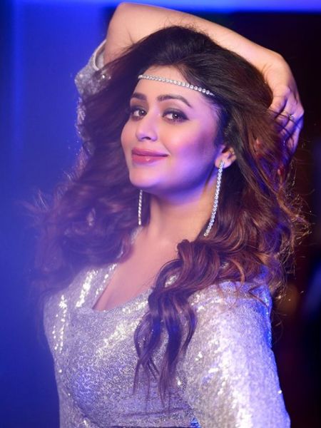 Bold and stylish looks of actress Ritabhari Chakraborty in shimmery dress dgtl