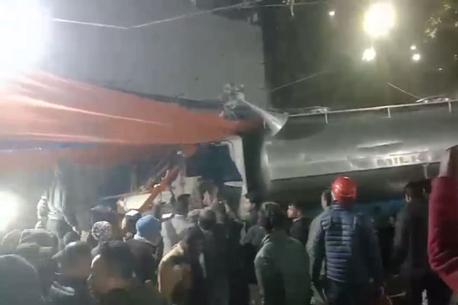 ভিড়ে ঠাঁসা মেলায় নিয়ন্ত্রণ হারিয়ে ঢুকে পড়ে একটি দুধের ট্যাঙ্কার।