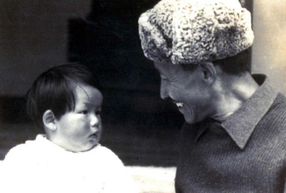 শিশুবয়সে জামলিং, বাবা এভারেস্ট-জয়ী তেনজিং নোরগের সঙ্গে।