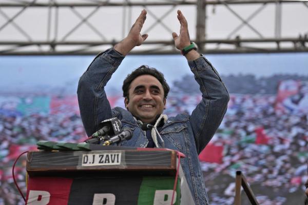 অন্য দিকে প্রথম দিকে প্রায় সমানে সমানে টক্কর দিলেও পরে অনেকটাই পিছিয়ে পড়ে বিলাবল ভুট্টোর দল পিপিপি। ওই সংবাদমাধ্যমের তথ্য অনুযায়ী ৫৪টি আসনে জিতেছে পিপিপি। অন্যান্যরা পেয়েছে ৩৩টি আসন।