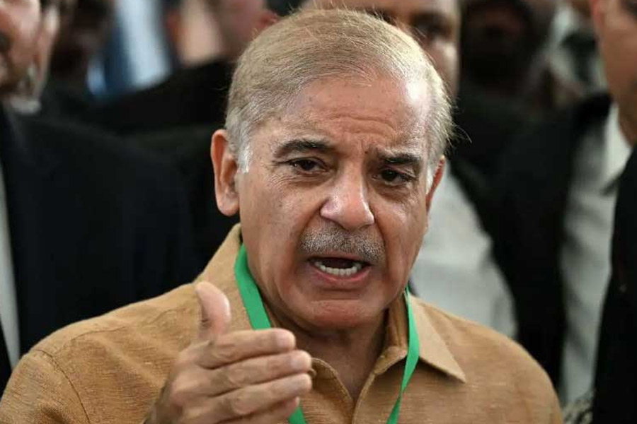 তার পর পাক সেনাপ্রধান সৈয়দ আমির মুনিরের তরফে প্রকাশিত এক বার্তায় বলা হয়েছে, ‘‘নির্বাচনের লক্ষ্য হচ্ছে দেশের মানুষের সেবা করা। এটা কোনও প্রতিযোগিতা নয়। পাকিস্তানের মানুষ সংবিধানে আস্থা রেখেছেন। এ বার বিভিন্ন রাজনৈতিক দলেরও উচিত, সংগঠিত ভাবে সরকার গঠনে উদ্যোগী হওয়া। ২৫ কোটি মানুষের এই দেশের প্রগতির জন্য এই ঐক্যের প্রয়োজন।’’