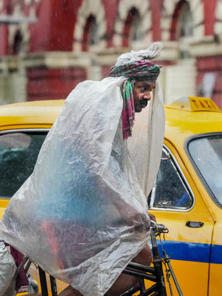 আলিপুর আবহাওয়া দফতর জানিয়েছে, আগামী মঙ্গলবার থেকে দক্ষিণের বেশ কিছু জেলায় বৃষ্টি হতে পারে। বৃহস্পতিবার ভিজতে পারে কলকাতাও।