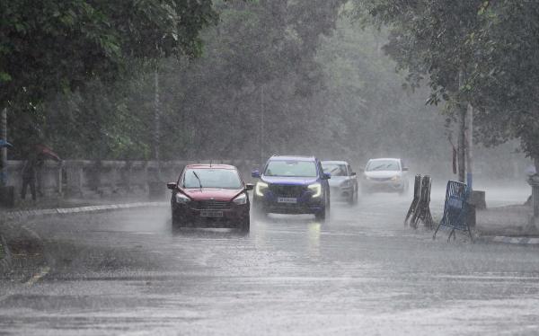 কলকাতা, দুই ২৪ পরগনা, পূর্ব মেদিনীপুর, হাওড়া, হুগলিতে বিক্ষিপ্ত ভাবে বজ্রবিদ্যুৎ-সহ বৃষ্টি হতে পারে।