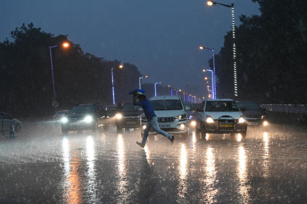 বৃষ্টির কারণে আগামী কয়েক দিনে তাপমাত্রার পারদ আবার হবে ঊর্ধ্বমুখী। শনিবার কলকাতায় সর্বনিম্ন তাপমাত্রা ছিল ১৪.৬ ডিগ্রি সেলসিয়াস।