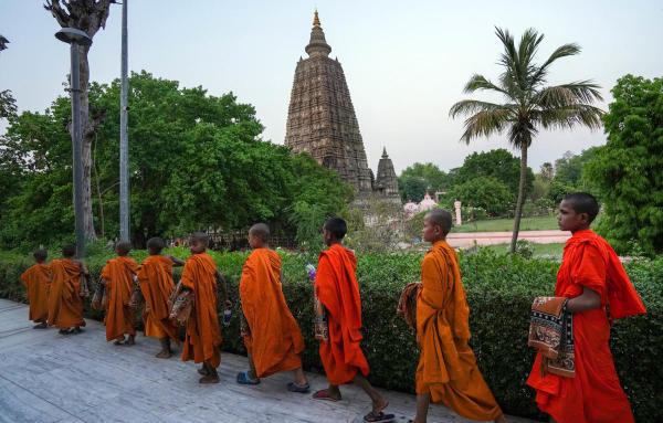 সঙ্গে সঙ্গে খবর যায় দিল্লিতে। ছুটে আসেন সিংহ দম্পতি। মায়ের সঙ্গে দেখা হলে তাঁর কাছে ভিক্ষা চান সাধুবেশী পুত্র। ছেলের চেহারায় একটি দাগ দেখে তাঁকে চিনতে পারেন মা।