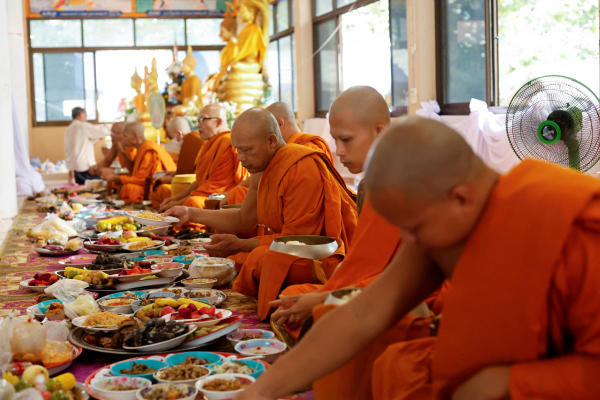 গ্রামবাসীরাও পিঙ্কুকে ভিক্ষা হিসাবে ১৩ কুইন্টাল খাদ্যশস্য দান করেছিলেন। তাঁর পিসি তাঁকে ১১ হাজার টাকা দিয়ে একটি মোবাইল ফোনও কিনে দেন। ১ ফেব্রুয়ারি মঠে ফিরে যান বলে জানান তিনি।