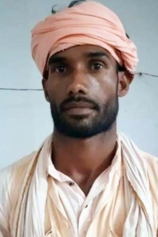 কিন্তু ছেলেকে আটকে রাখতে পারেননি রতিপাল। যুবক নিজেই মায়ের কাছ থেকে ভিক্ষা নিয়ে ফিরে গিয়েছেন।