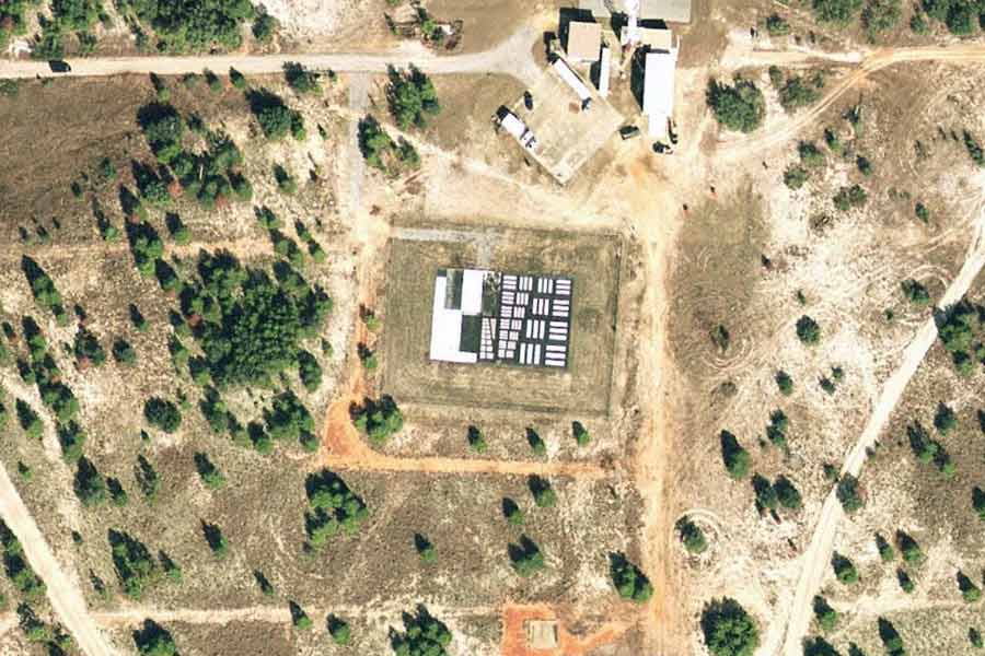 পাখির চোখে তাকালে দেখা যায়, মাঠ জুড়ে সাদাকালো দাগ কাটা। কোথাও দুই রঙের মধ্যে ব্যবধান ছোট, কোথাও আবার ব্যবধান বড়। কোনও জিনিস কেনার সময় যেমন বারকোড স্ক্যান করে তার যাবতীয় তথ্য জানা যায়, মাঠ জুড়ে সাদাকালো দাগগুলি দেখলেও এক নজরে বারকোডের মতোই লাগে।