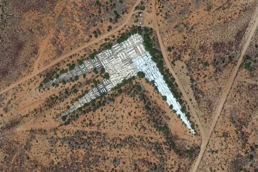 মোজাভে মরুভূমির কাছে রয়েছে বায়ুসেনার ঘাঁটিও। কিন্তু বায়ুসেনার কোনও কাজেই সেই বিশালাকৃতি ‘বারকোড’ ব্যবহার করা হয় না।