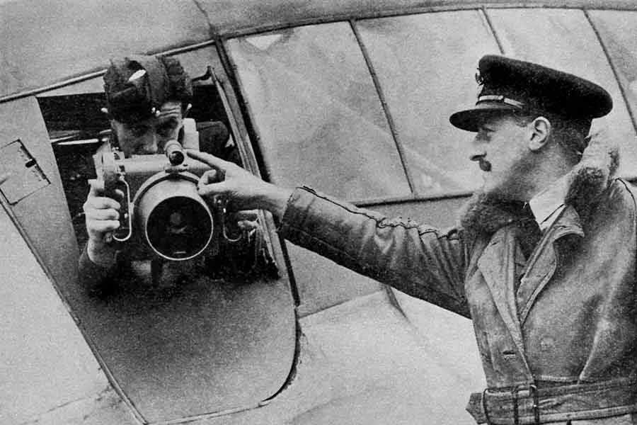 সরকার থেকে জানানো হয়, বিশেষ ধরনের ‘এরিয়্যাল’ ক্যামেরা থেকে শুরু করে মাইক্রোস্কোপ, টেলিস্কোপ, স্যাটেলাইট ক্যামেরার লেন্সের কার্যক্ষমতা নির্ণয় করার জন্যই এই বারকোডগুলি তৈরি করা হয়েছে। সিএলইউআই-এর মতে, ‘আই চার্ট’ হিসাবে ব্যবহৃত হত ‘বারকোড’গুলি।