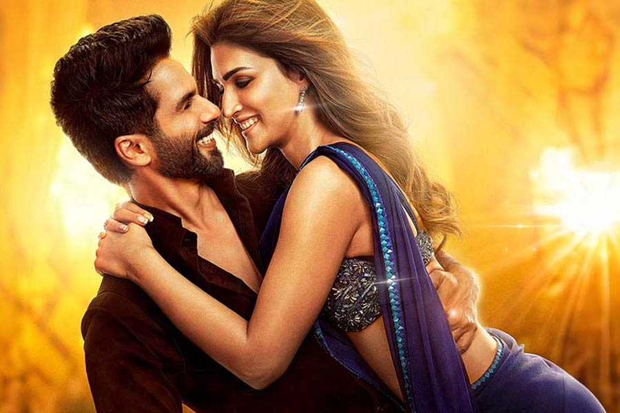 ৯ ফেব্রুয়ারি প্রেক্ষাগৃহে মুক্তি পেয়েছে রোম্যান্টিক ঘরানার ছবি ‘তেরি বাতো মে অ্যায়সা উলঝা জিয়া’। শাহিদ কপূরের সঙ্গে জু়টি বেঁধে এই ছবিতে অভিনয় করেছেন কৃতি শ্যানন। বর্তমানে বলিপাড়ার সর্বোচ্চ উপার্জনকারী অভিনেত্রীদের তালিকায় নাম লিখিয়েছেন কৃতি।