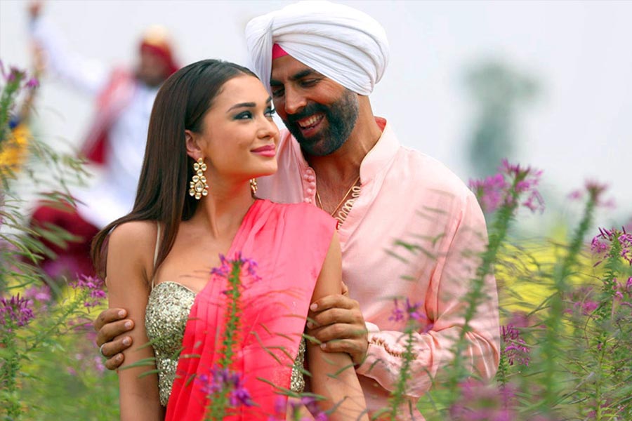 ‘সিং ইস ব্লিং’ ছবি থেকে কৃতি সরে গেলে তাঁর পরিবর্তে অ্যামিকে অভিনয়ের প্রস্তাব দেন নির্মাতারা। সেই প্রস্তাবে রাজি হন অ্যামি।