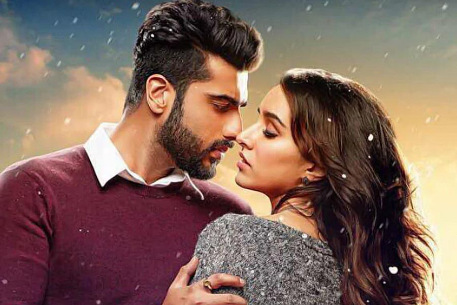 চেতন ভগতের উপন্যাসের ভিত্তিতে ২০১৭ সালে প্রেক্ষাগৃহে মুক্তি পায় ‘হাফ গার্লফ্রেন্ড’। অর্জুন কপূরের বিপরীতে এই ছবিতে অভিনয় করেছিলেন শ্রদ্ধা কপূর। বলিপাড়া সূত্রে খবর, ছবিনির্মাতাদের প্রথম পছন্দ ছিলেন না শ্রদ্ধা।