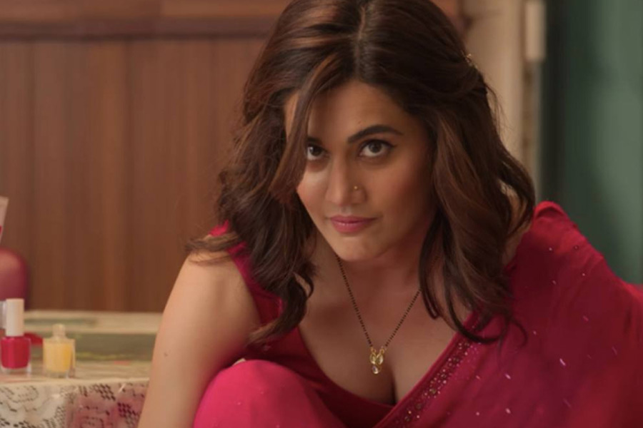 কানাঘুষো শোনা যায়, ‘হসিন দিলরুবা’ ছবিতে সাহসী দৃশ্যে অভিনয় করতে হবে শুনে সেই ছবিতে নাকি অভিনয় করতে চাননি কৃতি। কৃতি অভিনয়ের প্রস্তাব ফিরিয়ে দিলে তাপসীর কাছে যান ছবিনির্মাতারা। অভিনয়ের প্রস্তাবে রাজি হয়ে যান তাপসী।