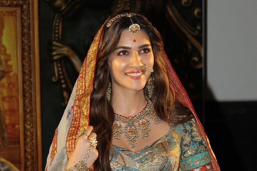 বলিপাড়া সূত্রে খবর, মোহিত যখন ‘মলঙ্গ’ ছবির শুটিং শুরু করছিলেন সেই সময় ‘হাউসফুল ৪’ ছবির কাজ নিয়ে ব্যস্ত ছিলেন কৃতি। সময়ের অভাবে ‘মলঙ্গ’ ছবির প্রস্তাব ফিরিয়ে দেন কৃতি।