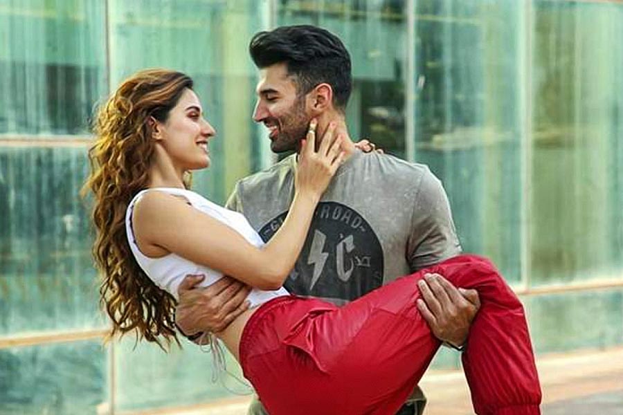 ‘মলঙ্গ’ ছবিতে অভিনয়ের প্রস্তাব কৃতি খারিজ করলে ছবিনির্মাতারা দিশা পটানির সঙ্গে দেখা করেছিলেন। শেষ পর্যন্ত এই ছবিতে অভিনয় করতে রাজি হন দিশা। আদিত্য রায় কপূরের বিপরীতে জুটি বেঁধে অভিনয় করতে দেখা যায় তাঁকে।