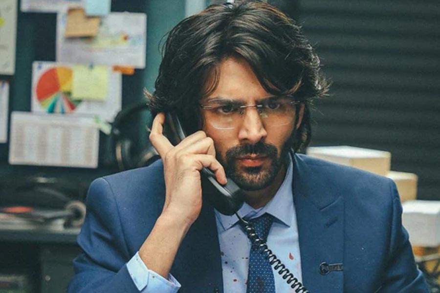 ২০২১ সালে রাম মাধবনির পরিচালনায় নেটফ্লিক্সে মুক্তি পায় ‘ধামাকা’ ছবিটি। এই ছবির মুখ্যচরিত্রে অভিনয় করতে দেখা যায় কার্তিক আরিয়ানকে। বলিপাড়া সূত্রে খবর, থ্রিলার ঘরানার এই ছবিতে মুখ্যচরিত্রে অভিনয়ের জন্য প্রথমে প্রস্তাব দেওয়া হয়েছিল কৃতিকে।