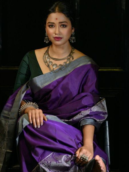 Stylish and glamorous looks of Sohini Sarkar in traditional getup dgtl