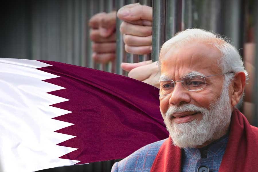 কাতারের আদালত মৃত্যুদণ্ডের রায় দিয়েছিল আট জনকে। তাঁদের বিরুদ্ধে অপরাধ ছিল গুরুতর। সেই নির্দেশ নিয়ে দীর্ঘ দিন ধরে টানাপড়েন চলেছে। সোমবার ভারতের বিদেশ মন্ত্রক জানিয়েছে, ওই আট জনকে মুক্তি দেওয়া হয়েছে।
