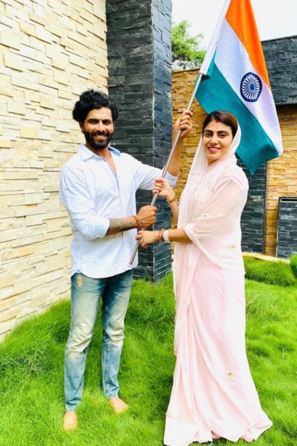 রবীন্দ্র জাডেজার স্ত্রী হওয়ার পাশাপাশি রিভাবা গুজরাতের জামনগর উত্তর বিধানসভার বিজেপি বিধায়কও। দলীয় একটি কর্মসূচিতে তাঁকে শ্বশুরের করা অভিযোগ নিয়ে প্রশ্ন করা হয়।