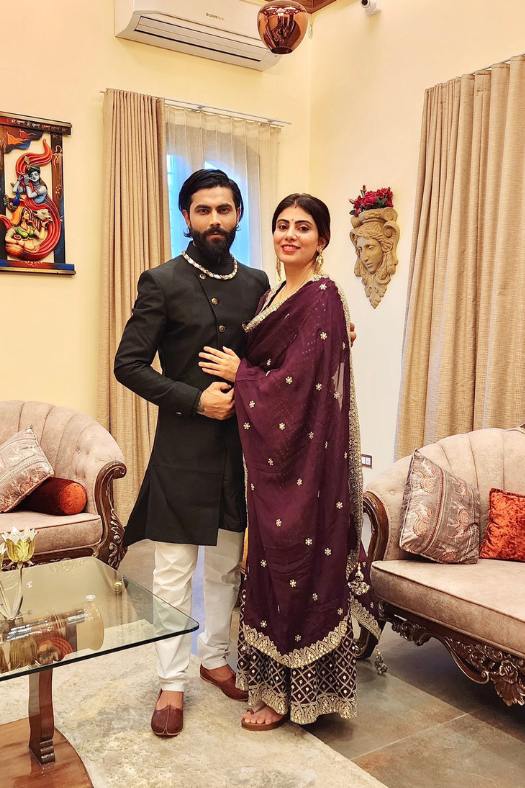 প্রশ্ন শুনেই বিরক্ত হন রিভাবা। তিনি বলেন, “এখানে আমরা কেন জড়ো হয়েছি? এটা রাজনৈতিক কর্মসূচি। এখানে পারিবারিক প্রশ্নের জবাব দেব না।“