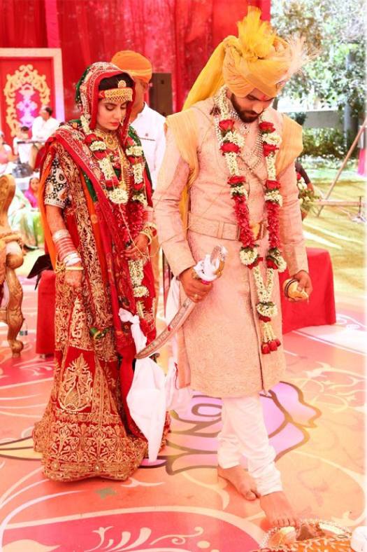 তাঁর সংযোজন, “আপনাদের কিছু জানার থাকলে আমার সঙ্গে অন্য সময় কথা বলুন। সব প্রশ্নের জবাব দিয়ে দেব। আমারও অনেক কিছু বলার আছে।”