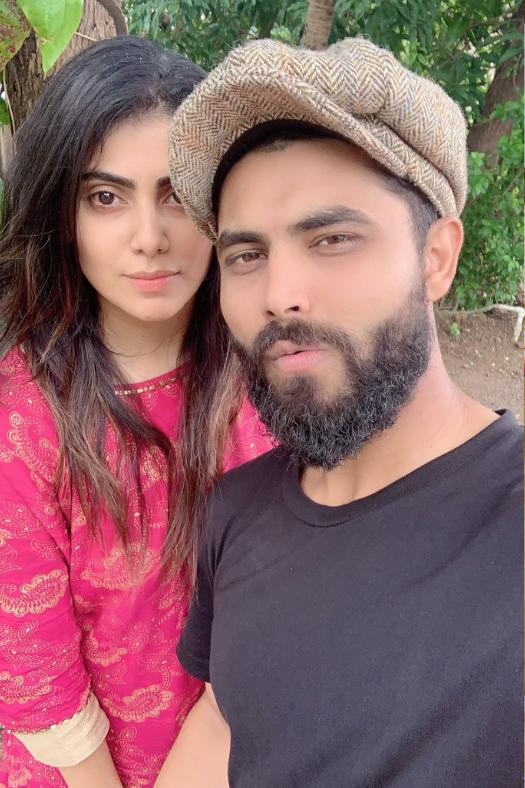 কয়েক দিন আগে সংবাদমাধ্যমে মুখ খোলেন জাডেজার বাবা। ছেলে সম্পর্কে তিনি বলেন, “সত্যি কথা শুনতে চান? আমার সঙ্গে রবীন্দ্র এবং রিভাবার কোনও সম্পর্ক নেই। আমি ওদের ফোন করি না, ওরাও করে না। ’’