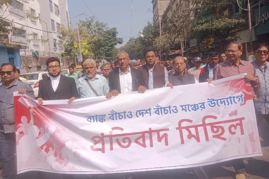 bank workers held a protest rally in kolkata form College Square to dharmatala metro channel